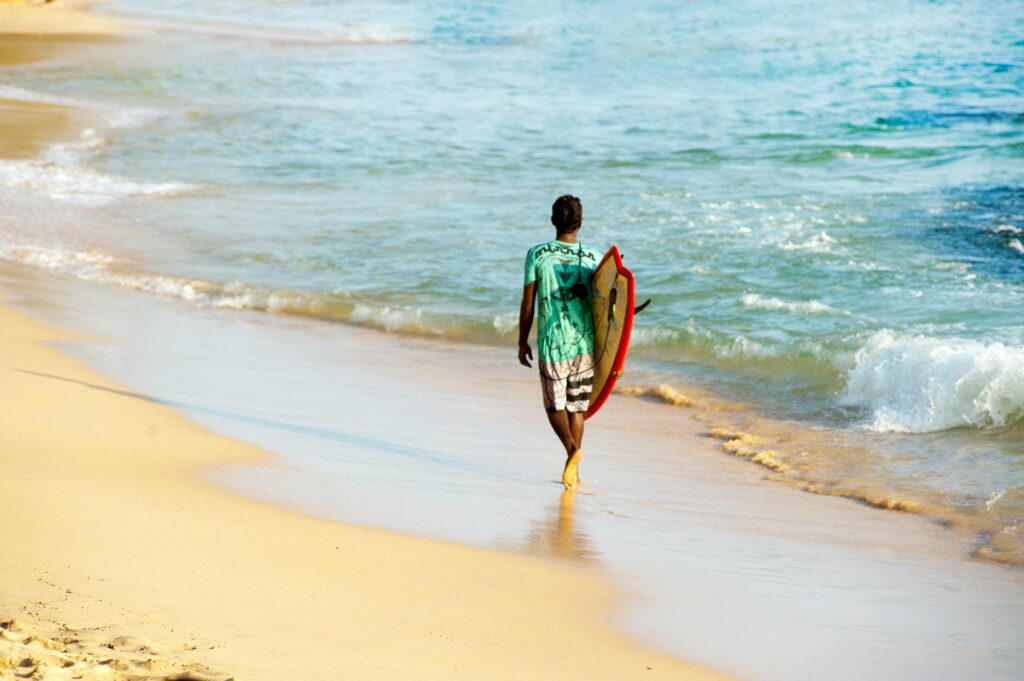 alt="Een local surfer in Sri Lanka"